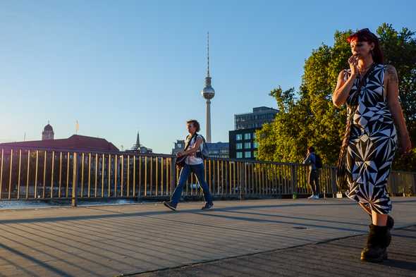 People crossing Jannowitzbrücke