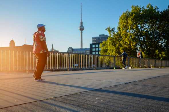 People crossing Jannowitzbrücke